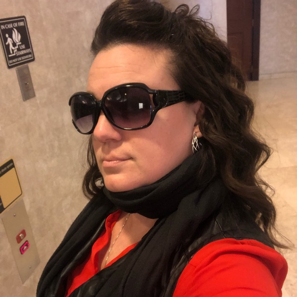 Meet your Posher, Melissa - Picture 2 of 3